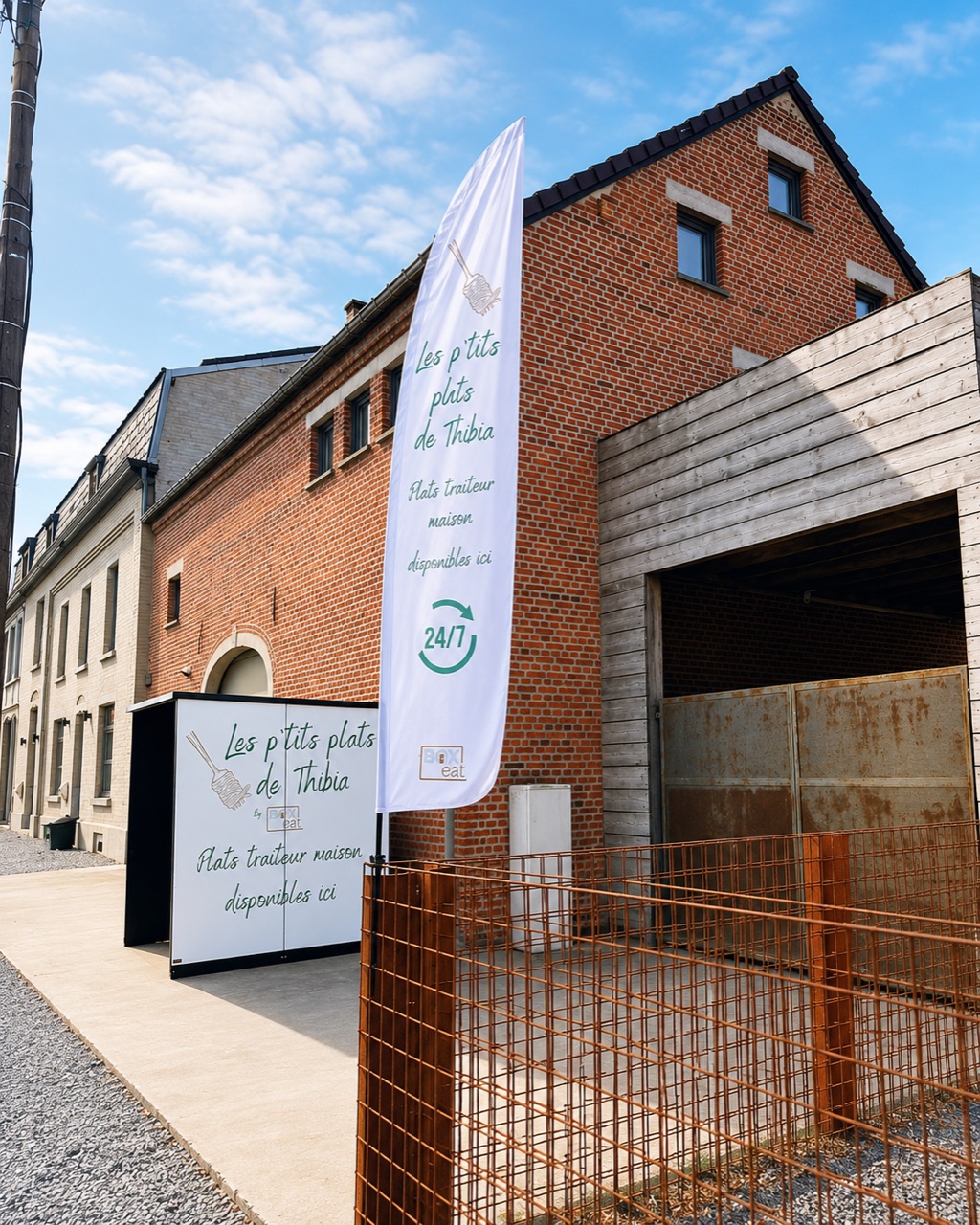 Le lieu du distributeur Les p'tits plats de Thibia : bâtiment en briques avec la bannière de la marque